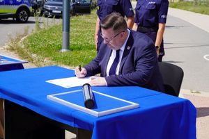 Burmistrz Polkowic Pan Łukasz Puźniecki podpisuje akt erekcyjny.