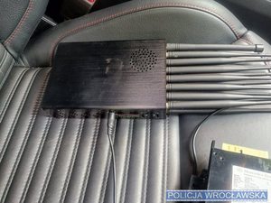 Urządzenie elektroniczne na siedzeniu wewnątrz pojazdu.
