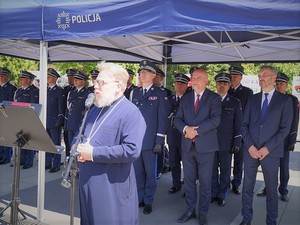 Przemawia ksiądz protojerej Grzegorz Cebulski i w tle zaproszeni goście oraz rodziny nowo przyjętych policjantów.