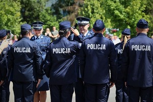 Nadinspektor Dariusz Wesołowski oddaje honory wraz z policjantką.