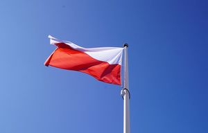 Flaga Polski powiewająca na wietrze.