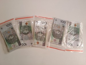 banknoty 100 złotowe w woreczkach strunowych