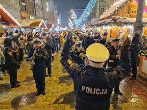 Orkiestra Komendy Wojewódzkiej Policji gra koncert podczas przemarszu na Jarmarku Bożonarodzeniowym