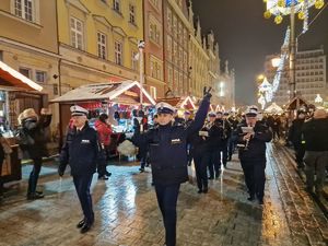Orkiestra Komendy Wojewódzkiej Policji gra koncert podczas przemarszu na Jarmarku Bożonarodzeniowym