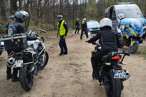 Policjanci kontrolują motocyklistów