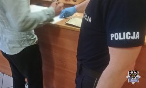 areszt i podpisywanie dokumentów przez zatrzymanego mężczyznę