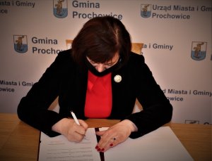 Burmistrz Miasta i Gminy Prochowice Pani Alicja Sielicka podpisuje akt notarialny.
