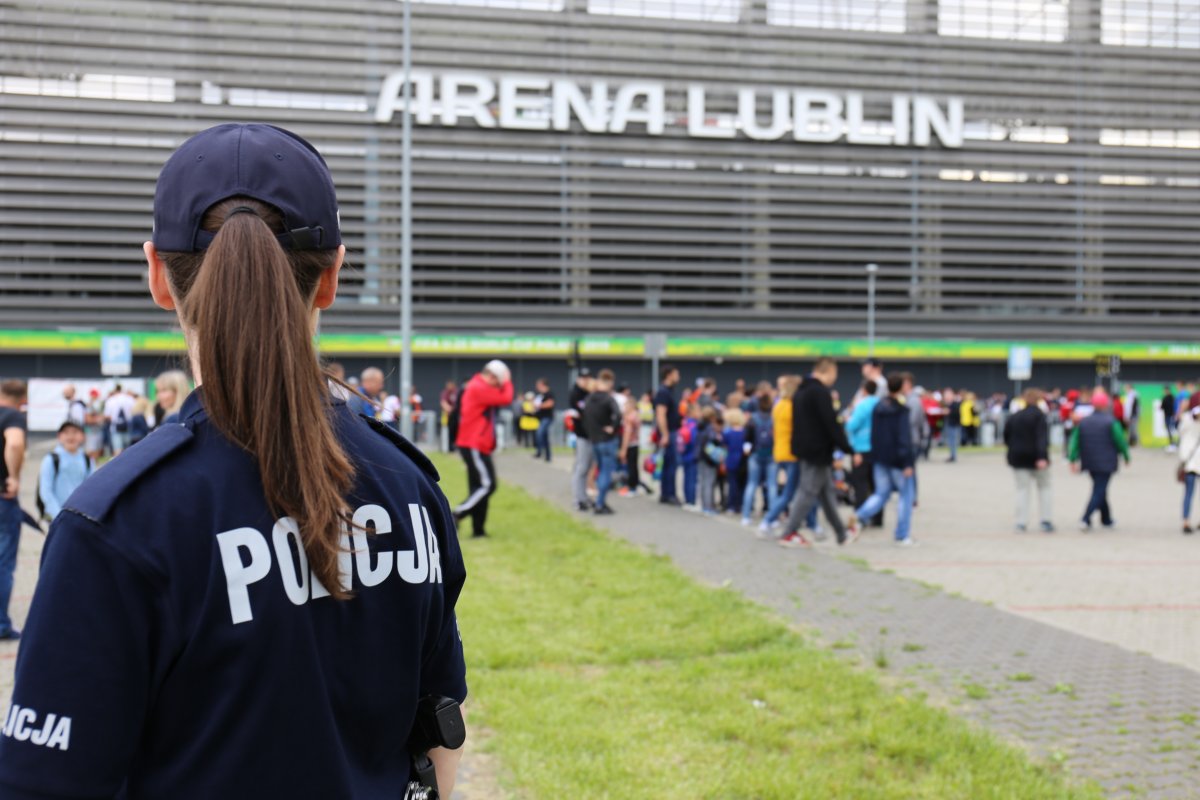 Policjantka w tle stadion Arena Lulbin.