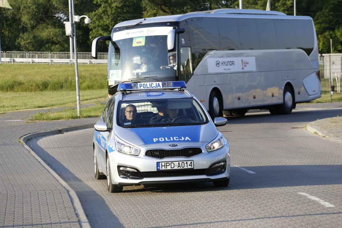 policyjny eadiowóz eskortuje autokar z piłkarzami