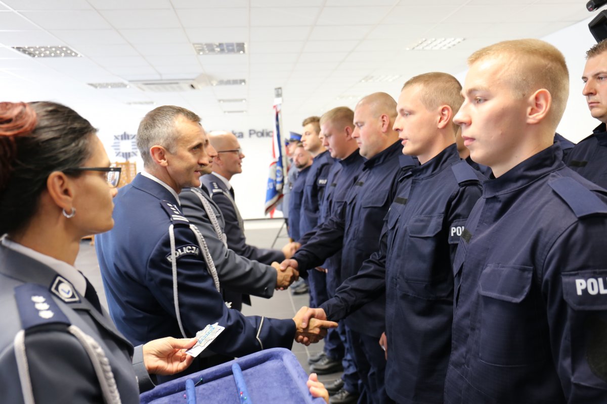 Komendat Wojewódzki Policji w Lublinie wręcza legitymację nowo przyjętemu policjantowi.
