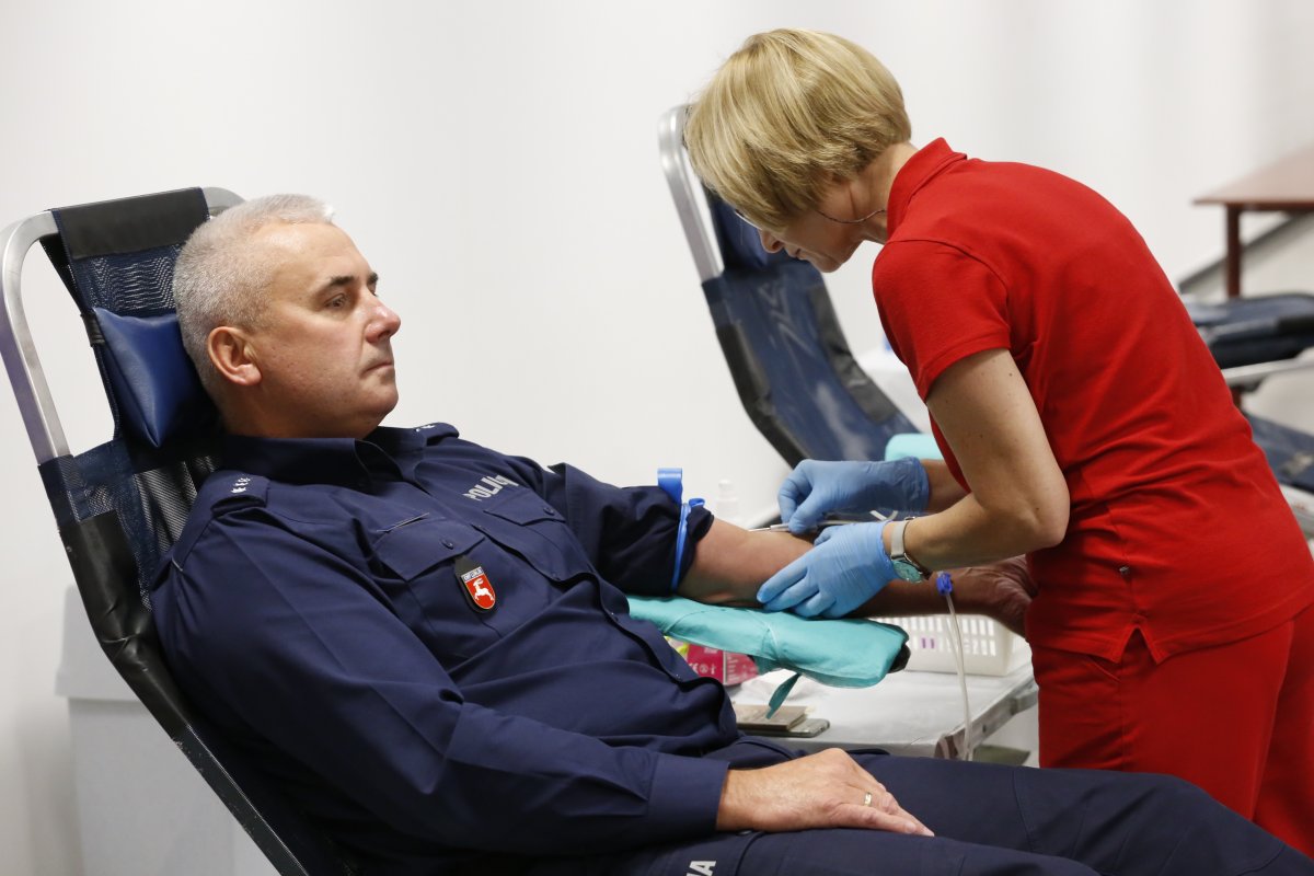 Komendant KMP w Lublinie oddaje krew.