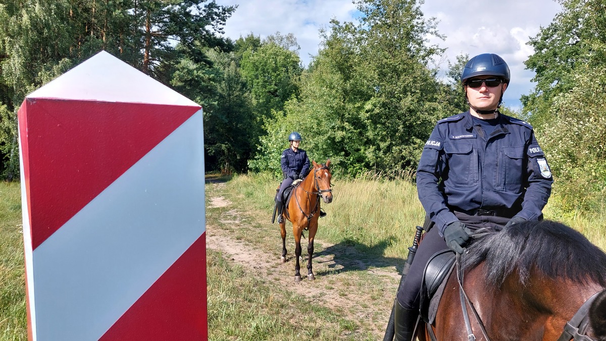 Patrol konny i słupek graniczny Polski.