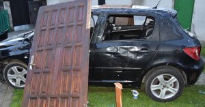uszkodzony samochód i drzwi