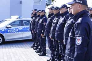 policjanci pod Posterunkiem Policji w Turobinie