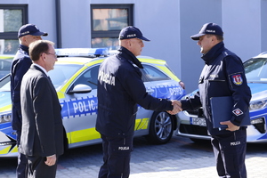 Komendant Główny Policji przekazuje symboliczny klucz kierownikowi Posterunku w Turobinie.