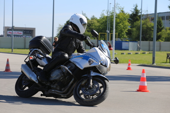 policjant drogówki podczas konkursu na motocyklu