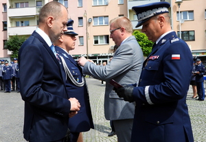 I zastępca komendanta głównego policji wręcza odznaczenie Prezydenta RP pracownikowi cywilnemu komendy