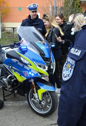policjant i policyjny motocykl