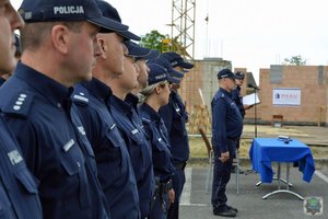Krapkowiccy policjanci wraz z dowódcą uroczystości