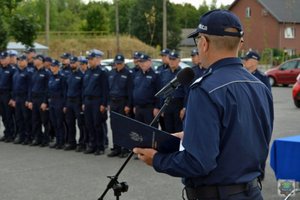 Komendant wojewódzki przemawia do krapkowickich policjantów