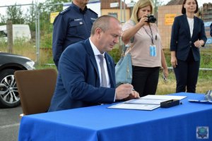 Burmistrz Krapkowic Andrzej Kasiura podpisuje akt erekcyjny