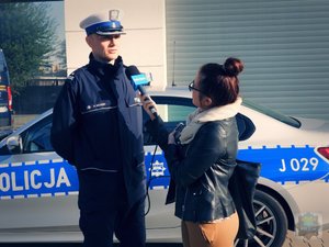 policjant udziela informacji dziennikarzom