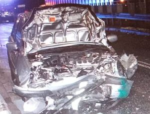 rozbity w wyniku wypadku samochód - zdjęcia  boku i przodu pojazdu