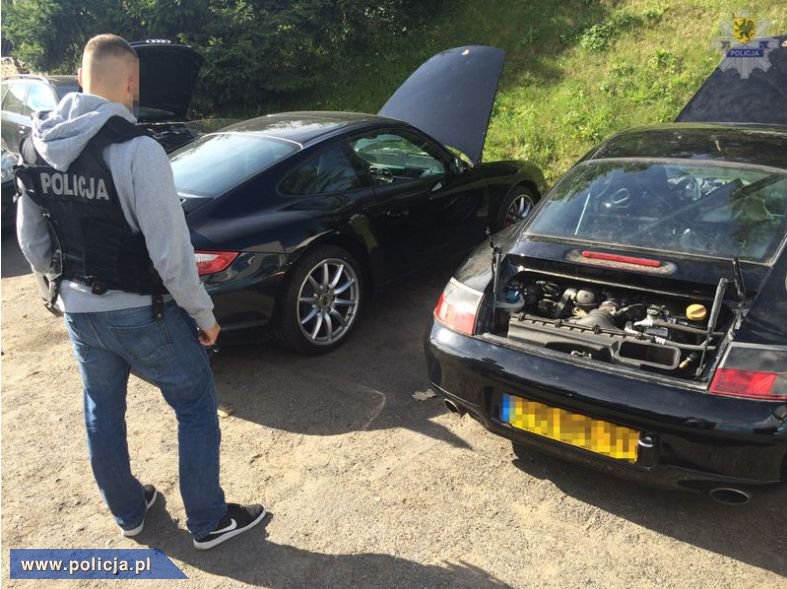 Policjanci zabezpieczyli skradzione auta marki Porsche