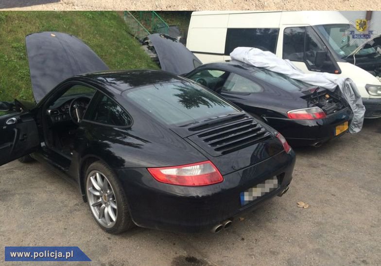 Policjanci zabezpieczyli skradzione auta marki Porsche