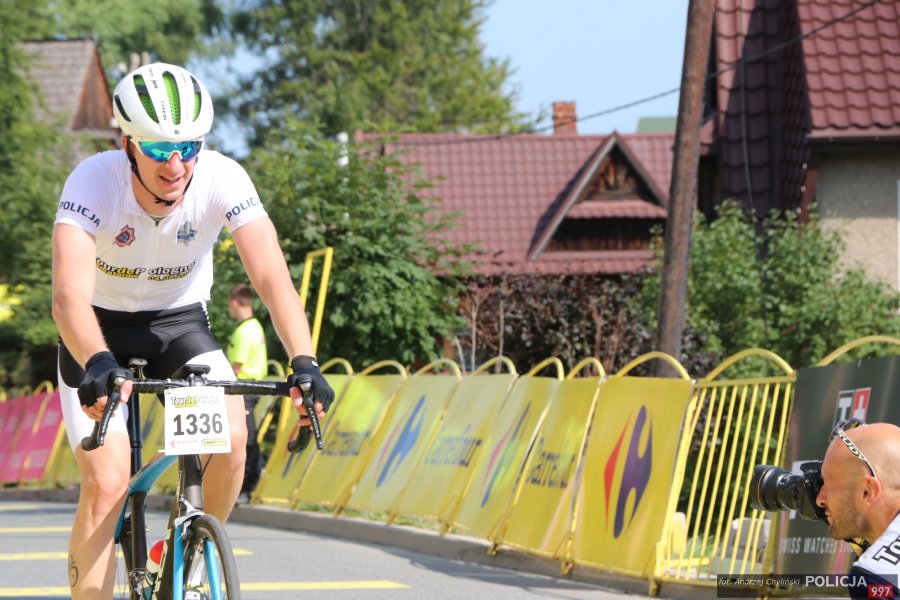 policjant podczas wyścigu tour de pologne