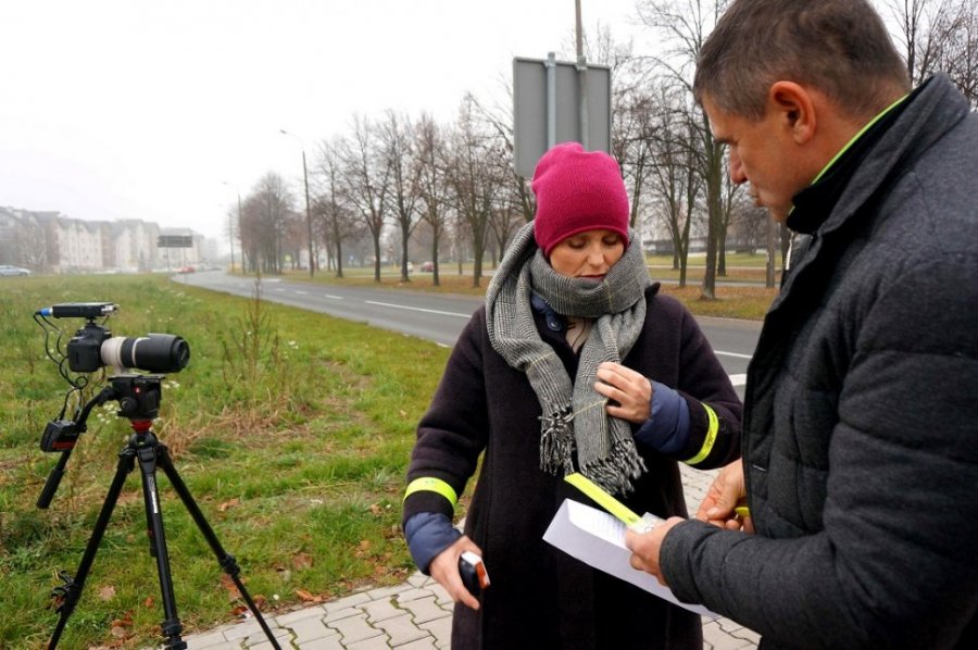 Na zdjęciu znajduje się kamera i Kinga Preis rozmawijąca z reżyserem