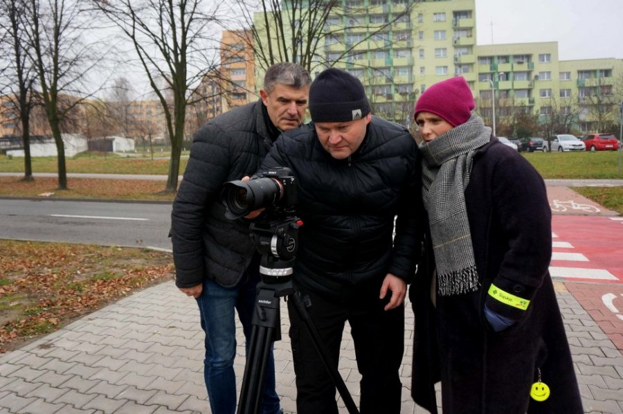 Na zdjęciu widać reżysera operatora kamery i Kinge Preis oglądających coś na kamerze 