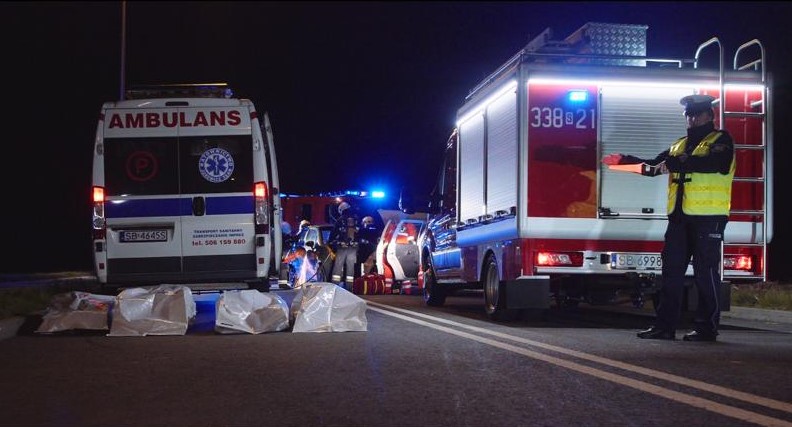 Karetka pogotowia, straż pożarna na miejscu wypadku