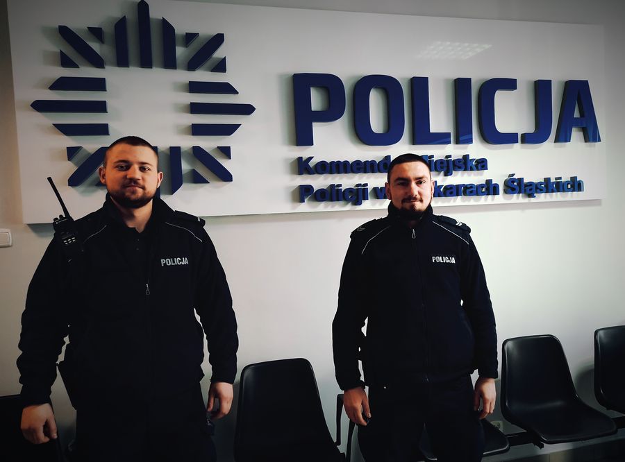 dwaj policjanci, którzy uratowali kobietę