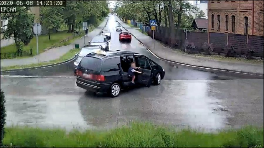 Chłopiec wypadający z samochodu
