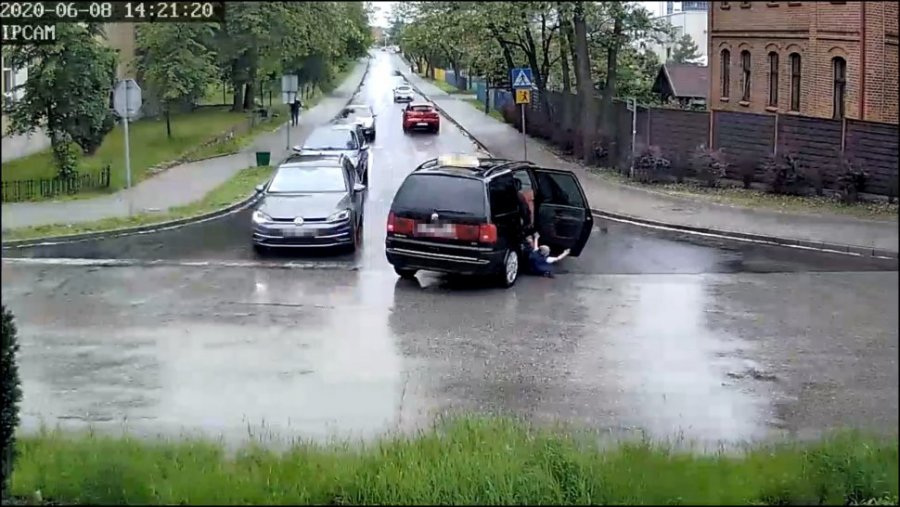 Chłopiec wypadjący z samochodu
