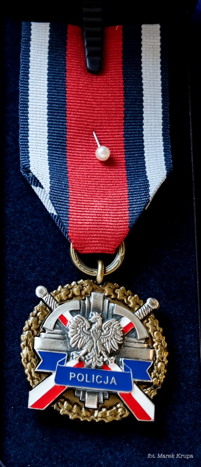 Brązowy Medal za Zasługi dla Policji, który otrzymał Pan Jason Schumacher, szef polskiego oddziału DEA przy Ambasadzie Stanów Zjednoczonych w Warszawie