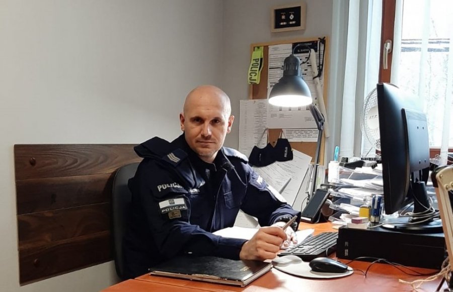 sierżant sztabowy Daniel Radwan siedzi przy biurku