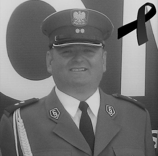 Śp. komisarz Marcin Pitas w mundurze i w czapce policyjnej. w prawym górnym rogu widnieje kir żałobny