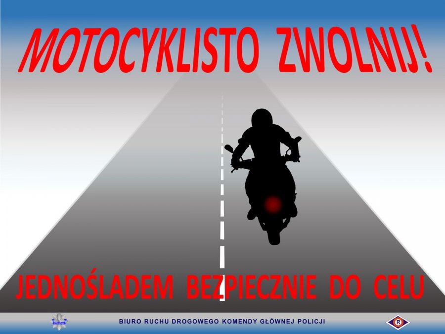 Motocyklista na jezdni, u góry napis: Motocyklisto zwolnij, poniżej jednośladem bezpiecznie do celu. U dołu grafiki napis: Biuro Ruchu Drogowego Komendy Głównej Policji oraz policyjna gwiazda i logo ruchu drogowego