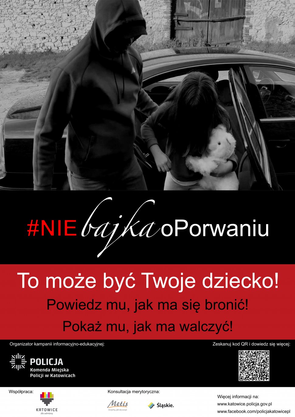 zdjęcie kolorowe: plakat przedstawiający zamaskowanego mężczyznę w bluzie sportowej z kapturem na głowie szarpiący za ramię dziewczynkę trzymająca białego pluszowego pieska, na plakacie umieszczono napisy o treści #Niebajkaoporwaniu oraz To może być twoje dziecko! Powiedz mu, jak ma się bronić! Pokaz mu jak ma walczyć! Na dole plakatu umieszczono kod QR oraz partnerów kampanii informacyjno-edukacyjnej: Miasto Katowice, Metis, Śląskie, Komenda miejska Policji w Katowicach