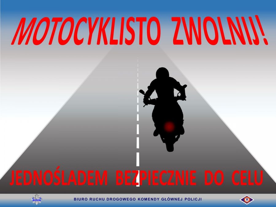 W górnej części plakatu znajduje się czerwony napis "Motocyklisto zwolnij!". Na środku plakatu jest droga, a na niej motocyklista. W dolnej części plakatu znajduje się czerwony napis "Jednośladem bezpiecznie do celu".