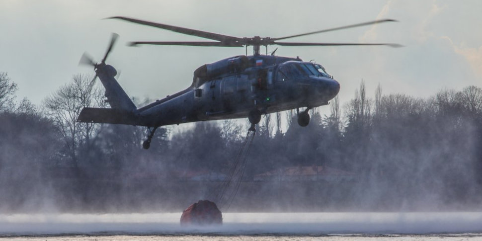 Śmigłowiec nabiera wody do zbiornika bambi bucket.