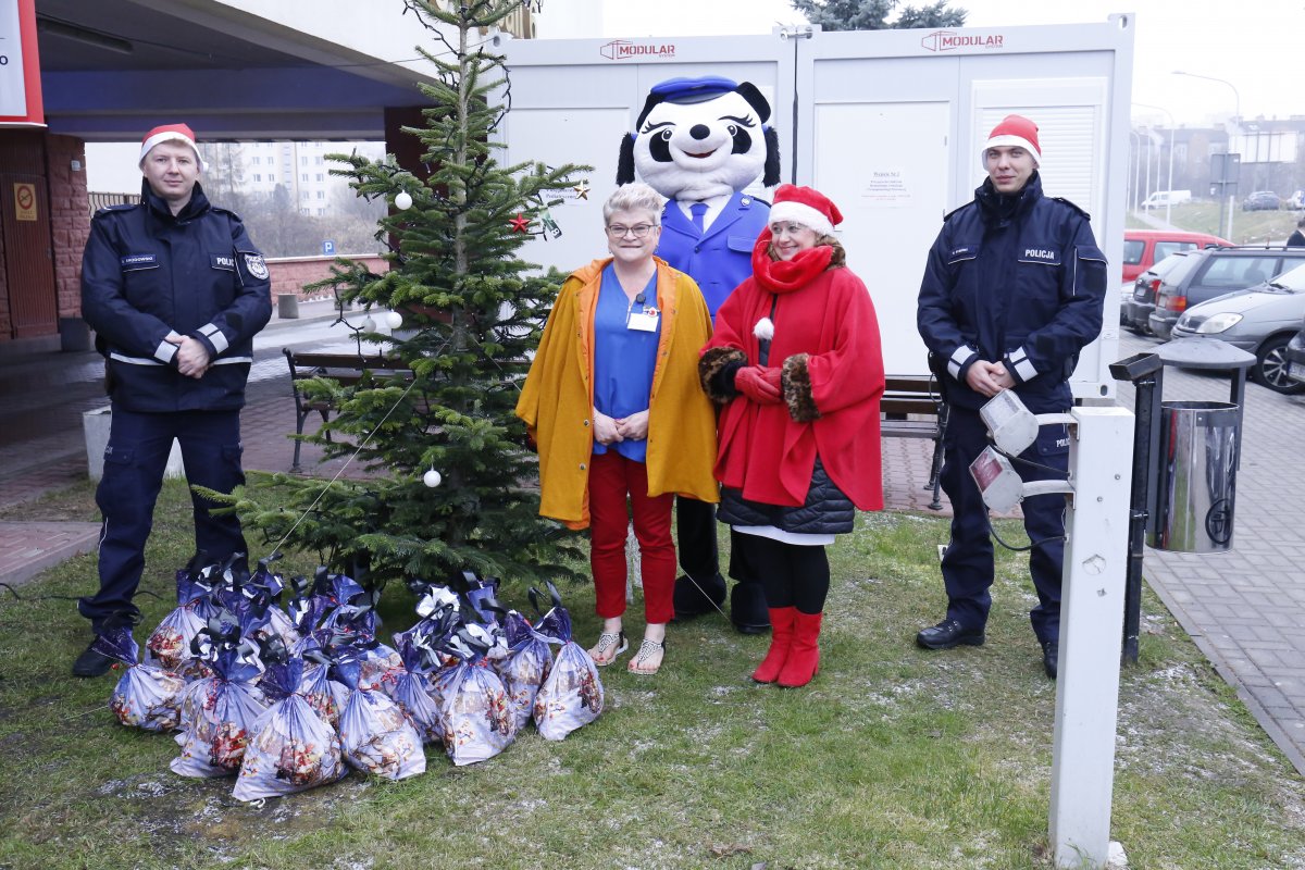 policjanci stoją z pracownikami szpitala 