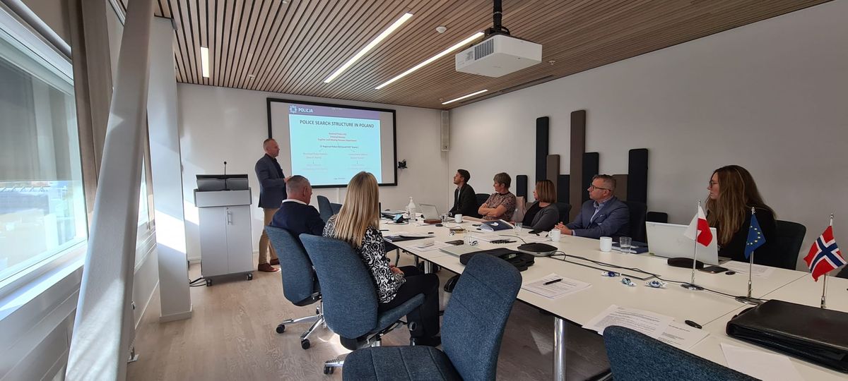 Spotkanie studyjne w Oslo. Za stołem siedzą cztery kobiety i trzech mężczyzn i słuchają prelegenta stojącego przed ekranem z wyświetloną prezentacją