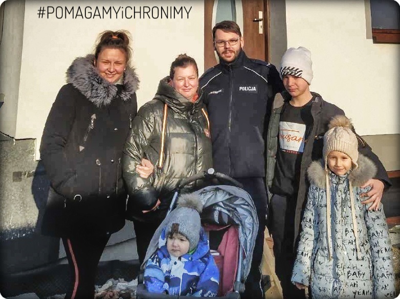policjant z ukraińską rodziną