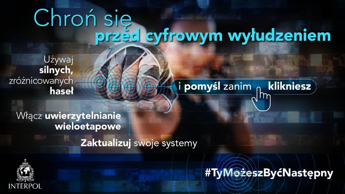 plakat z napisami - podstawowymi zasadami bezpieczeństwa w sieci, które zamieszczone są w tekście. Z lewej strony widoczne jest logo Interpolu, a w tle, rozmazana sylwetka kobieca z wyciągniętą dłonią zaciśniętą w pięść, a drugą przy twarzy