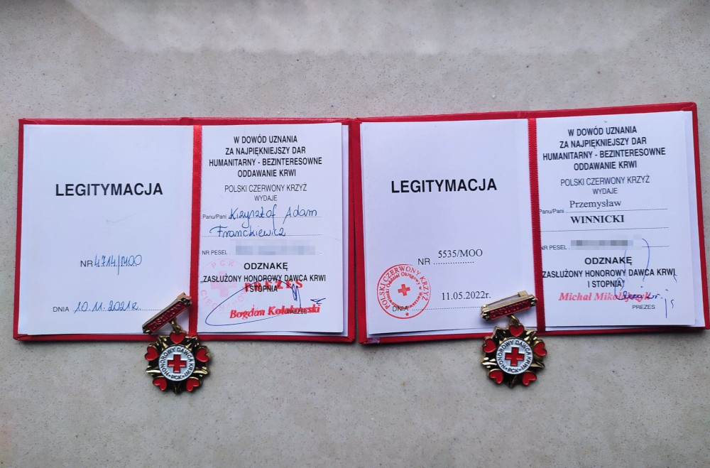 dwie odznaki i legitymacje Złotej odznaki „ Zasłużony Dawca Krwi I Stopnia”