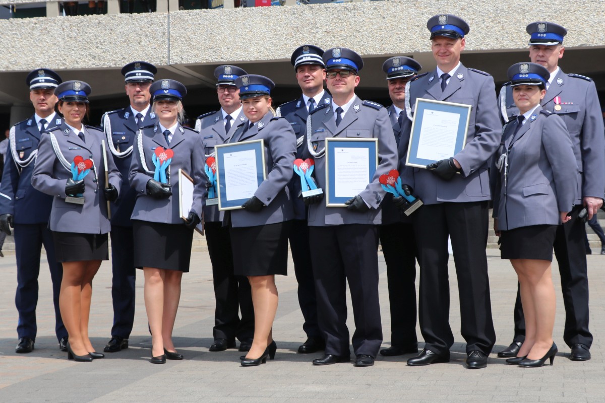 zdjęcie grupowe laureatów konkuru Policjant, który mi pomógł