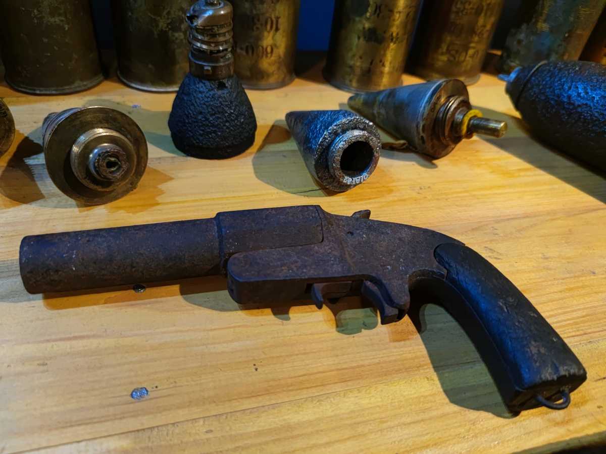 Zdjęcie kolorowe przestawia pistolet